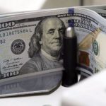 دور و نزدیک دلار در دو بازار